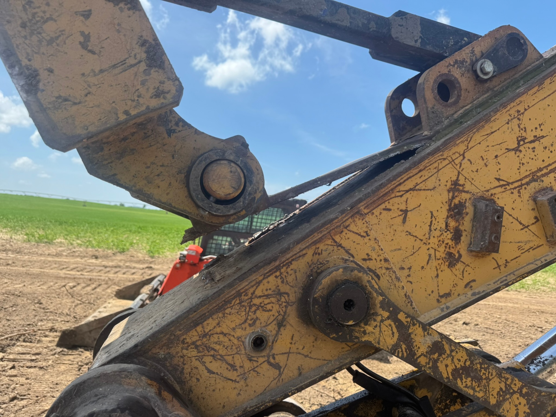Excavator thumb mounting plate broken off the boom